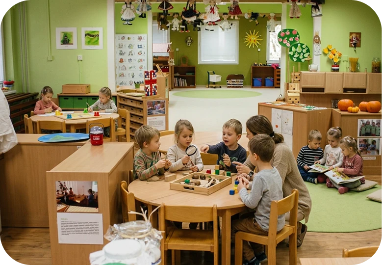 Třída mateřské školy uspořádaná do center aktivit